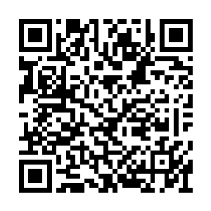 只是将他们旁边桌面上的一叠银行理财的宣传单二维码生成