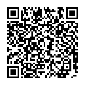 只有发动机悦耳低沉的轰鸣之声和一股股的热浪从装甲车的排气孔中喷出来……二维码生成