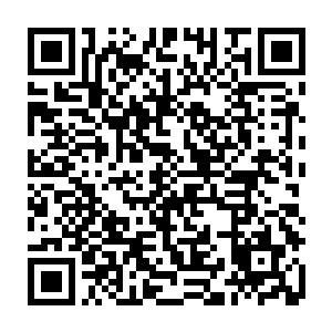 只见宇他的修长左手悠然向前一伸一柄锋利的血刀便出现在了他的手掌心之中二维码生成