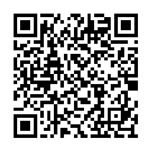 只需要摆出特技组专门设计的钢铁侠飞行的造型二维码生成