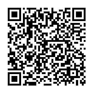 右手拿着一个盛上红酒的高脚杯朝坐在唐亦森旁边的段无痕走去了二维码生成