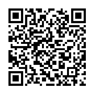 叶秋与赵雅倩在最里面修理一个怪模怪样的无线电二维码生成