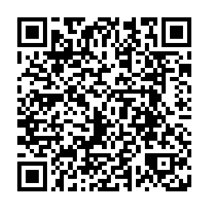 各大报刊杂志都用硕大的标题对这段横空出世的情侣关系进行了轰动报道二维码生成