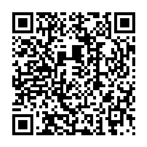 各自手持一把斧子从车里走了下来的……共济会与狂人部落关系不睦二维码生成