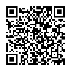 同样杀得伤痕累累筋疲力尽的总计百数十骑军一下向两边闪开二维码生成