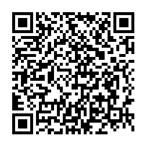 后来发展到几乎每个主要的十字路口都会聚集上几个或者十几个摊位二维码生成