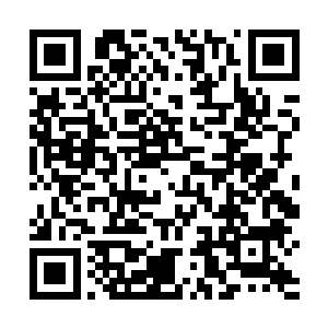 周玉海满面春风的一把握住那位年轻英俊儒的男子双手二维码生成