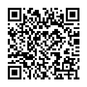 周翱从储物戒指中取出了一叠房契递给了符文道二维码生成