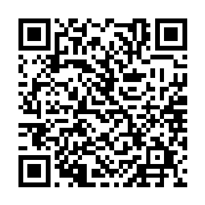 周边挤满了一群群的围观群众在三三两两小声议论二维码生成