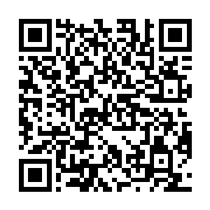 在副驾车窗上沿留下一片金属卡子别在车窗玻璃边缘上二维码生成