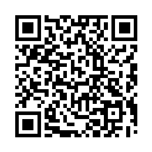 坐在门槛上绣花的妇人无一例外的扎到手……二维码生成