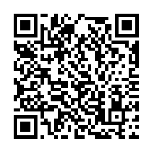 墙壁上的挂钟指针终于指向规定必须到达的时间了二维码生成