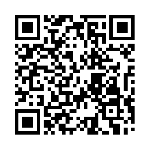 墨凤轻轻从伸过来的树枝上摘下几朵花瓣二维码生成