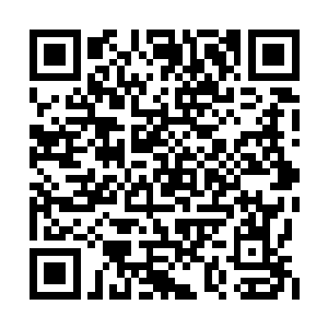 外加另外一个男医生和一个护士一起推着躺在推二维码生成