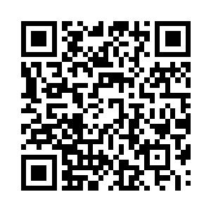 大木屋里摆放着一张简陋的长桌和几把椅子二维码生成