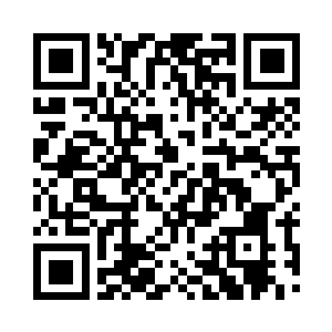 头发染得红红绿绿的混混正站在门口守着二维码生成