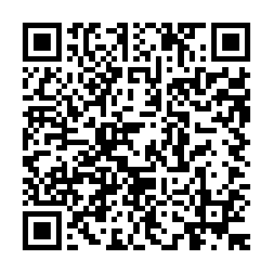 她似乎做了什么了不起的事戴着奖花的……每张照片都见不到其他家人二维码生成