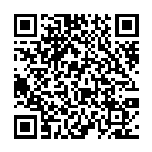她眼神迷离的拿着酒瓶指着身旁路过的行人发着酒疯二维码生成