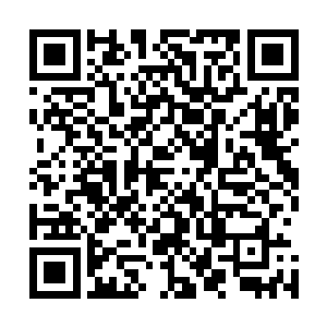 射击馆的工作人员将射击靶移动到已经打完十枪的各人面前二维码生成