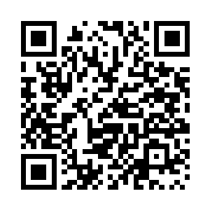 小心翼翼的将自己的画作从桌子上拿了起来二维码生成