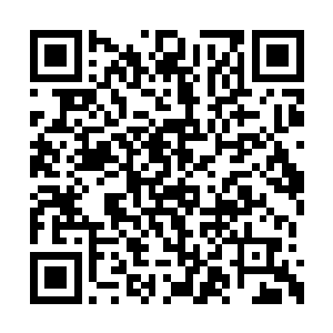 小心翼翼的控制着虚空之牢移动在宅院中移动着二维码生成