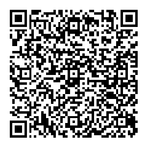 小房间里的所有灯都开着 十分晃眼 小房间的里头摆放着很多的架子 架子上放着一些瓶瓶罐罐 里面装着一些叫不出名字的东西二维码生成