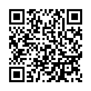 就像一条小鱼一样将双臂从衬衫里退了出去二维码生成