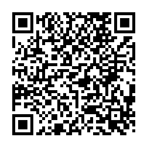 就在洪涛举着几张小面额美元在和摊主就几个漆器烟灰缸讨价还价的时候二维码生成