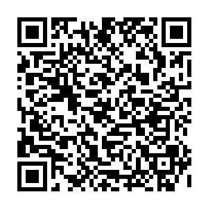 就在牟晨菲曾经住过的五星级酒店那条滨江商业街发现一家规模颇大的店面二维码生成