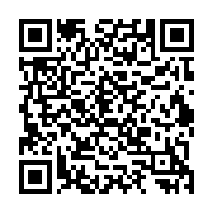 就看到了本次宴会的主角唐喜德在唐之泷的陪同下走出来二维码生成