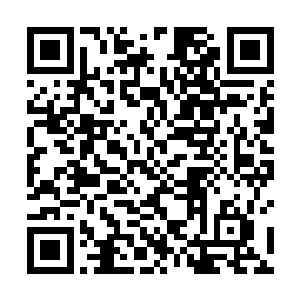 就要找一个童子在他的中指中心节的位置用手指砍两下二维码生成