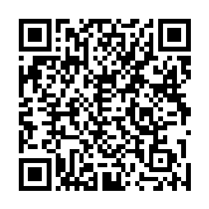 崔达很自然的就把左手里的那张纸塞进嘴里继续嚼了起来二维码生成