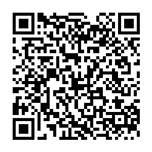 带着一个简陋的立帆帽子和围腰上都标注有显著的亚丽巧克力标志二维码生成