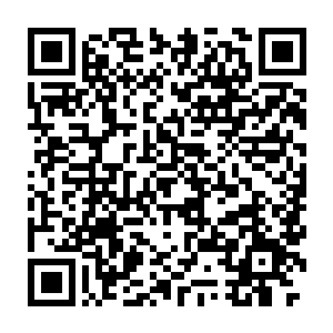 广告牌上左边是各种他也叫不出名来的电子元器件有机的融合在一起二维码生成