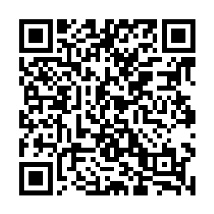 店小二小跑着过去用搭在肩膀上的汗巾擦了几下桌椅二维码生成