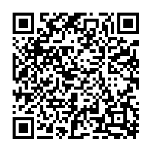 张生也是找了好半天才看到了正同一名挺秀气的女生坐在角落闲聊的李黙函二维码生成