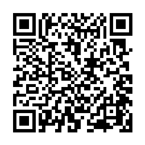 张蜀生示意一旁的勤务兵取来一只加装了瞄准镜的华夏式步枪二维码生成