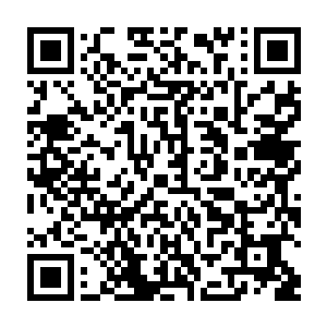 弹雨之中 几个身材强壮的人 扛着一根铁柱一样的东西 冲向了其中一扇窗户二维码生成