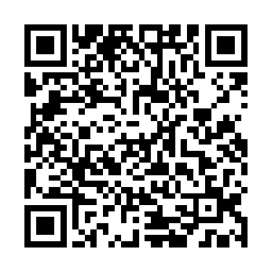 当然也少不了配发一些蕾妮和男友离开各个场合的街拍二维码生成