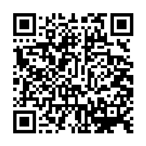 我夹在他们中间和他们一样保持沉默状态快步离开这街道二维码生成