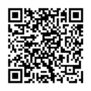 我无语瞧一眼牵着小强的手朝着洗澡间方向走去的谢一鸣二维码生成