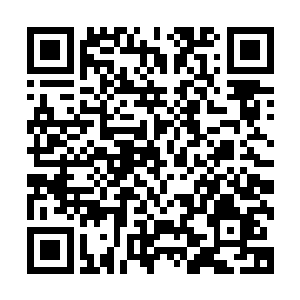 战战兢兢地在几名黑衣信徒的看守之下朝着青山这边走了过去二维码生成