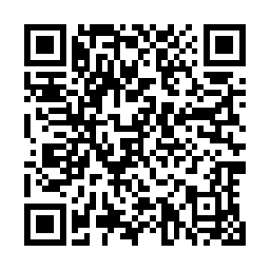 手心里抓着一把玻璃渣子似的小心翼翼很不情愿地握成拳头二维码生成