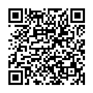 手脚利落的给张铁在柜台后面的啤酒桶中倒了一杯出来二维码生成