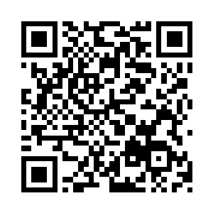 把一支铅笔和一块固定有画纸的小画板递给他二维码生成