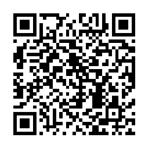 护工们便将他的腰部固定在了椅背自带的一个环状金属箍中二维码生成