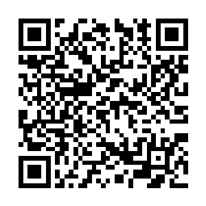 拿着毛巾快速的到浴室里冲了个舒舒服服的热水澡二维码生成