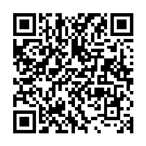 据说就是根据电影中尼奥那身衣服原样原设计原布料复制过来的二维码生成