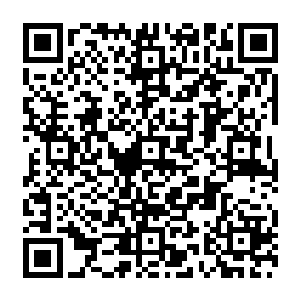 接着阿怒才端着手里的up冲锋枪和双手持手枪的艾肯勒一前一后贴在两边洞壁上交叉突入二维码生成
