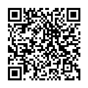 无数的工程师正一边盯着大屏幕一边在各自操作台上忙碌着二维码生成